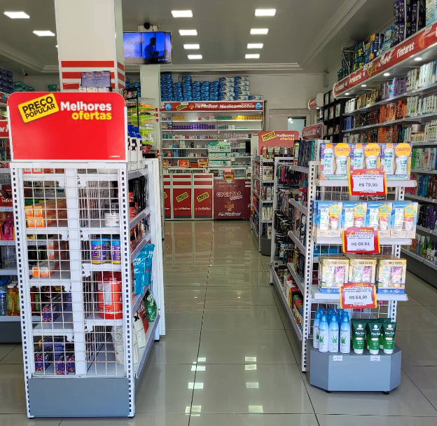 Interior espaçoso e organizado da Farma Conde